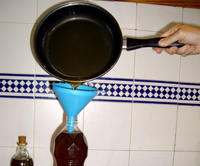 La recogida de aceite de cocina en el municipio aumentó en el primer trimestre casi en 700 litros con respecto al mismo periodo de 2009